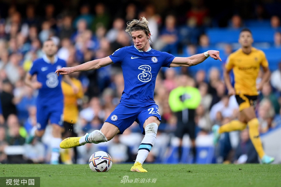 小将布罗亚打入切尔西生涯首球后，激动地滑跪庆祝，脸上写满狂喜。