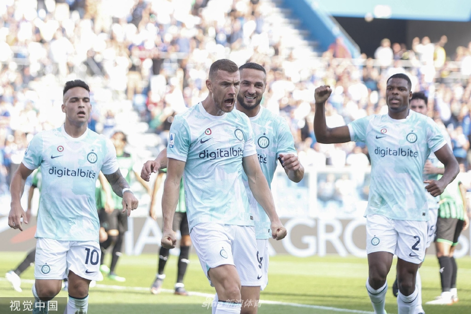 国际米兰全队围拢在一起激情庆祝逆转胜利，球员们脸上洋溢着汗水与喜悦。