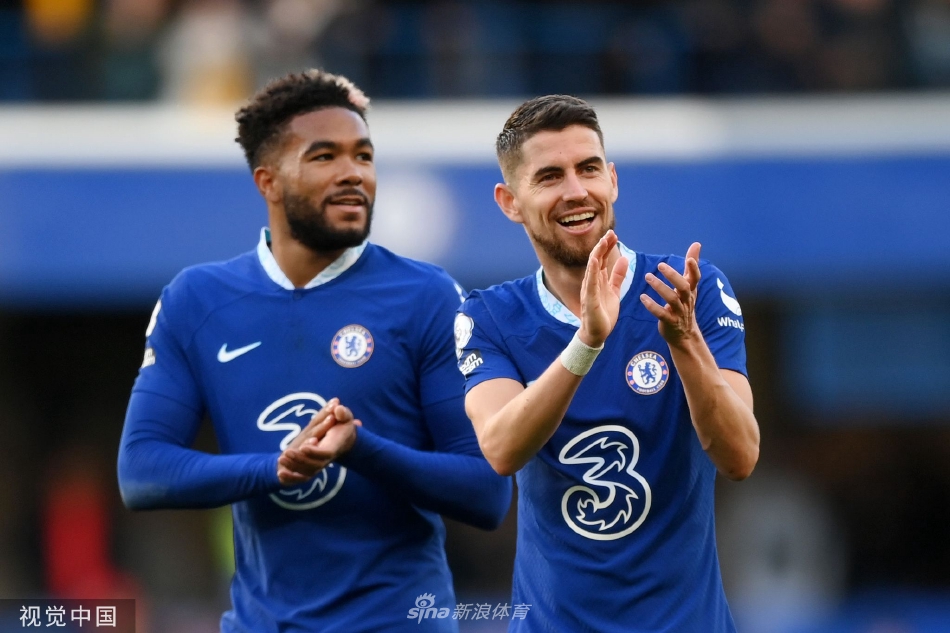 看台上挥舞的切尔西旗帜与庆祝的球迷身影，共同构成斯坦福桥难忘的胜利之夜。