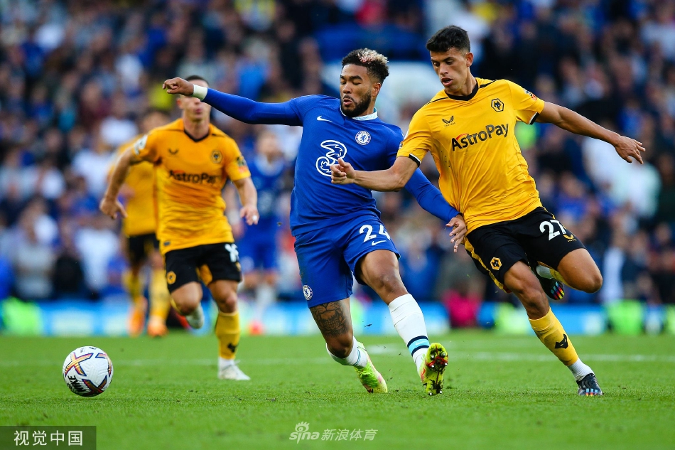 进球功臣普利西奇张开双臂，在斯坦福桥的绿茵场上尽情奔跑庆祝。