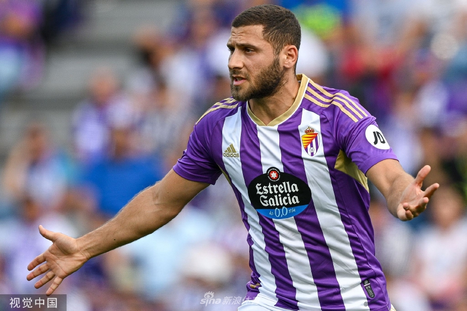 比赛尾声：夜幕下的何塞·索里利亚球场灯光璀璨，双方球员在筋疲力尽中结束比赛，最终比分定格在0比0。