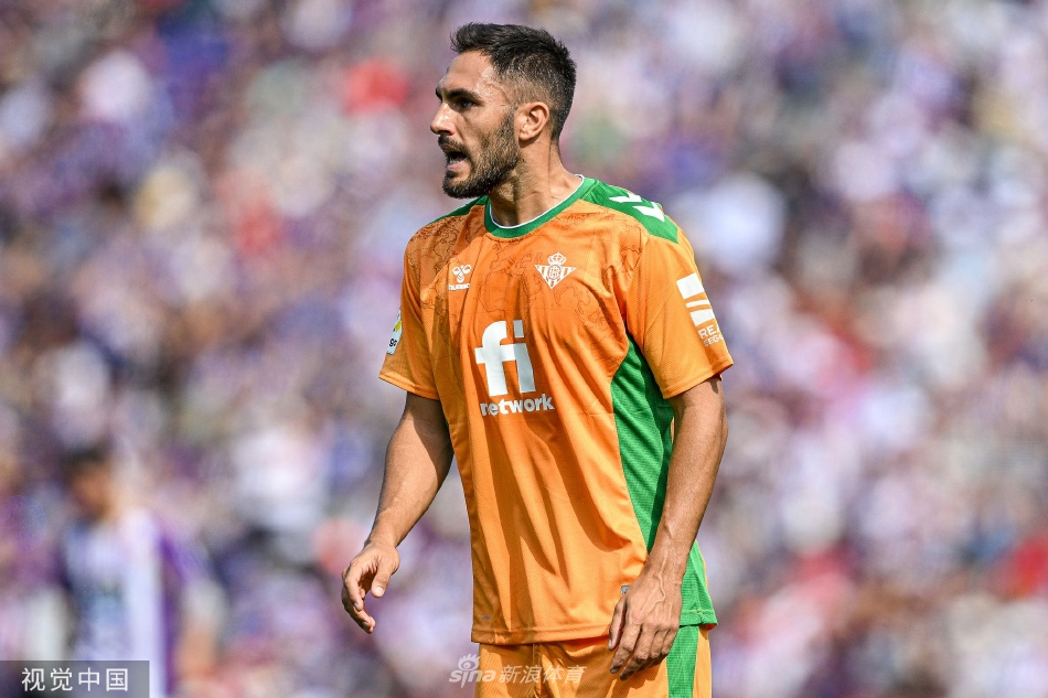 教练席风云：巴拉多利德主帅帕切塔在场边焦急地指挥，而贝蒂斯教练组则神情紧张地关注着场上少打一人的不利局面。