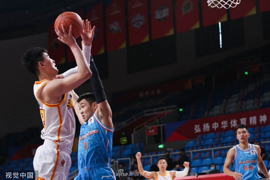 深圳小将孙浩钦快攻中如骏马奔腾,他单手抓球,面对空篮轻盈一跃,整个人在空中舒展如雁,指尖轻轻一挑将球送进,青春的风暴在赛场上肆意飞扬。