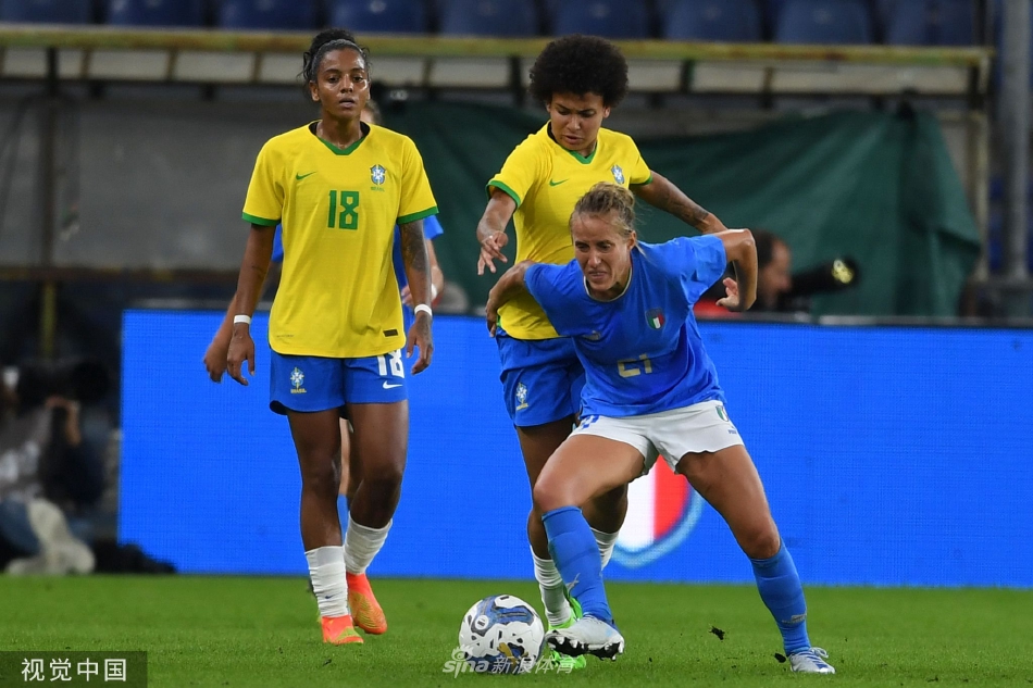 比赛结束后，意大利队球员尽管神情落寞，但仍并肩站立向主场球迷致谢，看台上响起鼓励的掌声，画面温暖而充满力量。