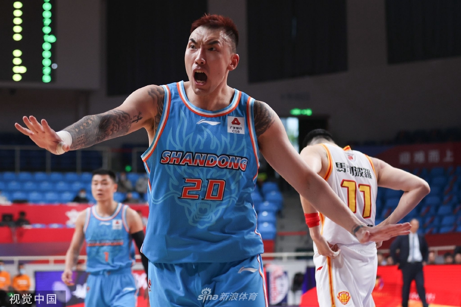 山东高速队的定海神针陶汉林,在三人合围的狭小空间内强行起身,他肌肉隆起,仿佛一辆重型坦克碾入禁区,用最擅长的硬凿方式为球队艰难取分,眼神中透着不屈的斗志。