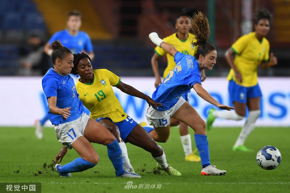 意大利与巴西两队球员在中场展开激烈拼抢，数名球员纠缠在一起，展现了女足比赛不输男足的对抗强度与竞技精神。