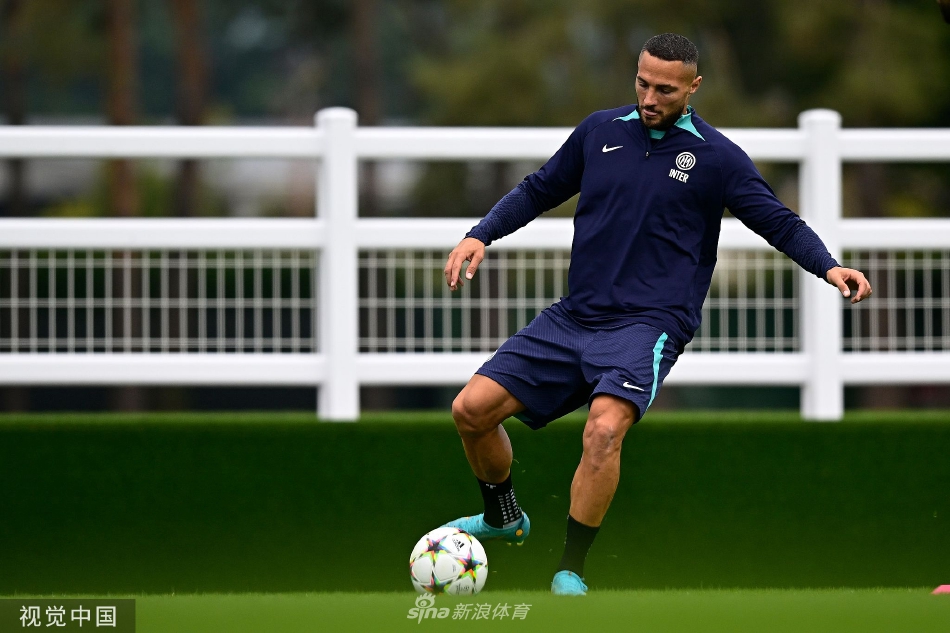 训练结束后，球员们三三两两走向场边，夕阳将他们的身影拉长，气氛轻松中带着对未来的坚定。