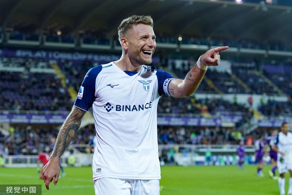 拉齐奥球员扎卡尼头球破门瞬间，身体舒展如鹰击长空，皮球划出致命弧线飞入网窝