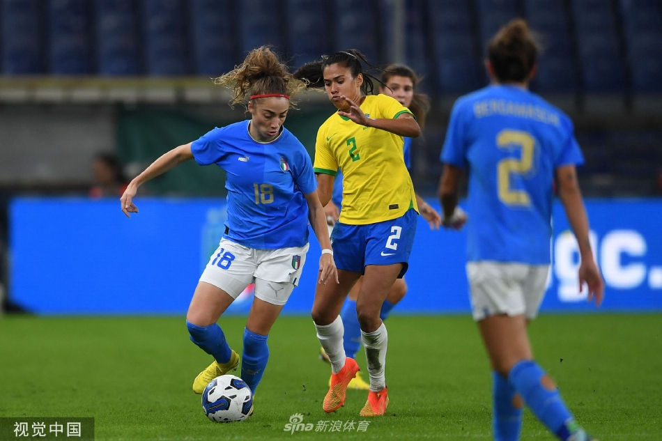 意大利队球员瓦伦蒂娜·切尔诺亚在巴西队进球后双手掩面，神情中写满了失落与不甘，背景里庆祝的巴西球员形成了鲜明对比。