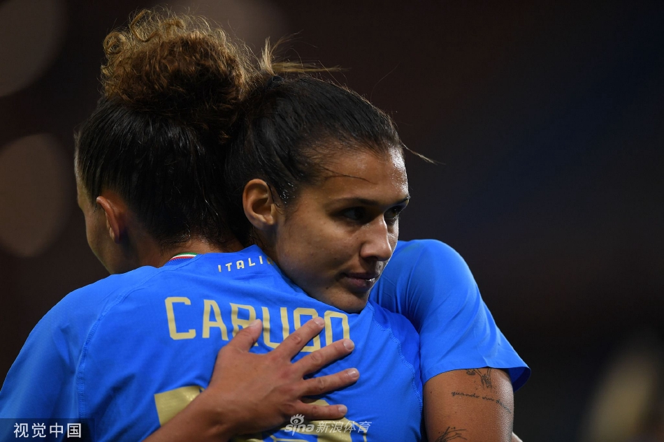 巴西队前锋阿德里亚娜在禁区边缘起脚劲射瞬间，皮球如出膛炮弹直窜球门死角，意大利门将奋力扑救却鞭长莫及。