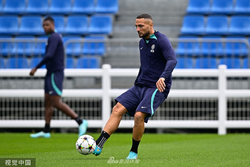 因扎吉教练手持战术板，向围绕在身边的队员们严肃地讲解战术安排，球员们听得聚精会神。