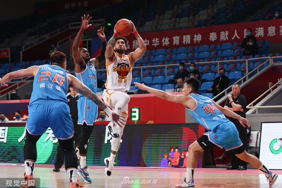 终场哨响,深圳马可波罗的将士们围成一圈,彼此击掌相庆,灯光洒在他们汗水浸透的白色球衣上,映照出一张张充满朝气的笑脸,新赛季的梦想就此起航。