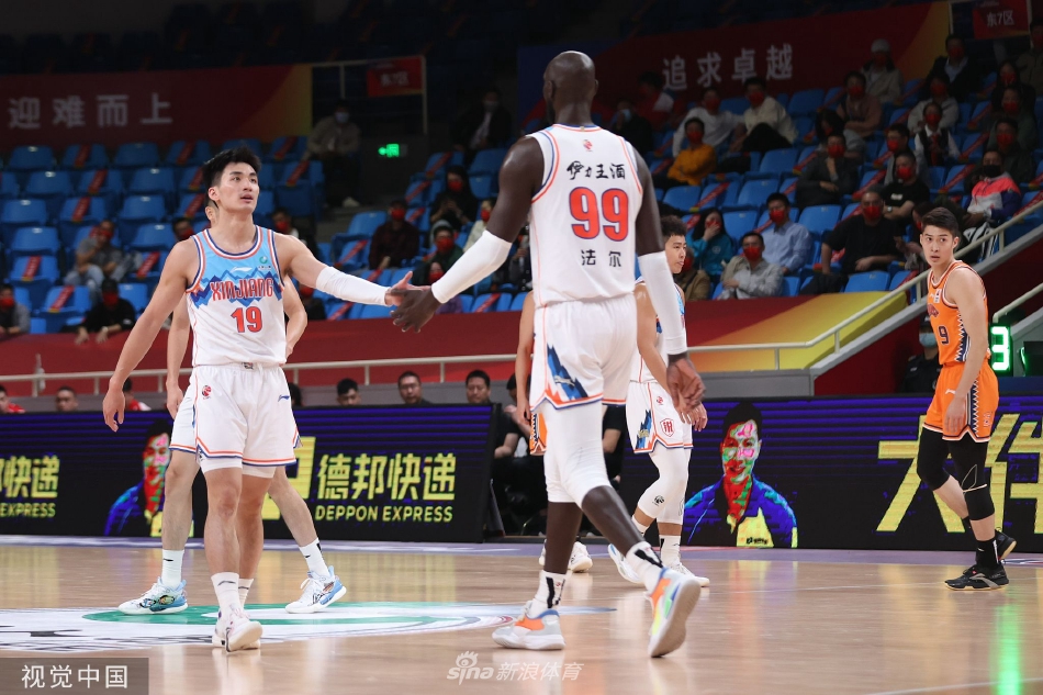 身高臂长的塔克·法尔如同巨人般矗立篮下，轻松将球砸进篮筐，对方防守球员只能望球兴叹。