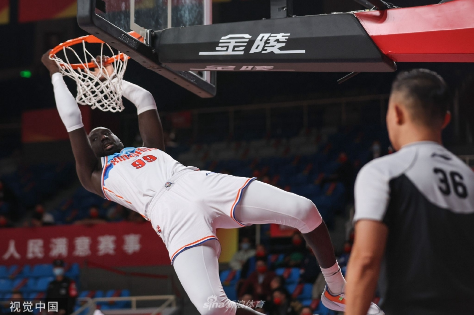 齐麟在三分线外果断出手，篮球在空中旋转，对手飞身封盖却为时已晚，全场目光聚焦于这记即将入网的远投。