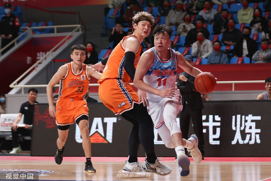 艾孜麦提在人群中抢下关键篮板，他双手紧紧抱住皮球，眼神中透露着年轻球员少有的果敢与坚毅。