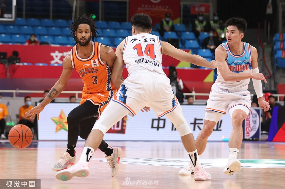 鲁吐布拉在内线拼尽全力，面对王哲林的强硬防守，他咬牙将球抛向篮筐，展现出新疆硬汉的风采。