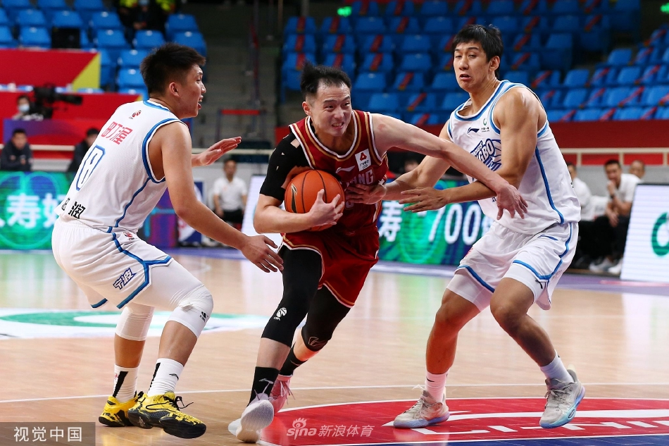 刘泽一在反击中快下，接到吴前的妙传后轻松上篮得分，这次精妙配合瞬间撕破了宁波队的整条防线。