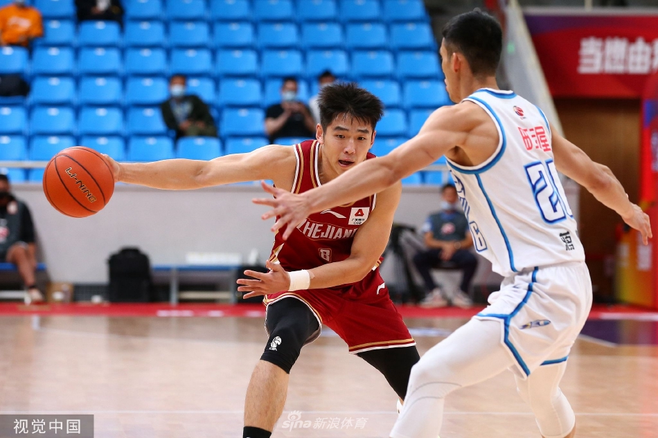 宁波富邦球员李原宇在浙江稠州多人包夹下，依然顽强起跳，试图摘下前场篮板球，展现出不屈的斗志。