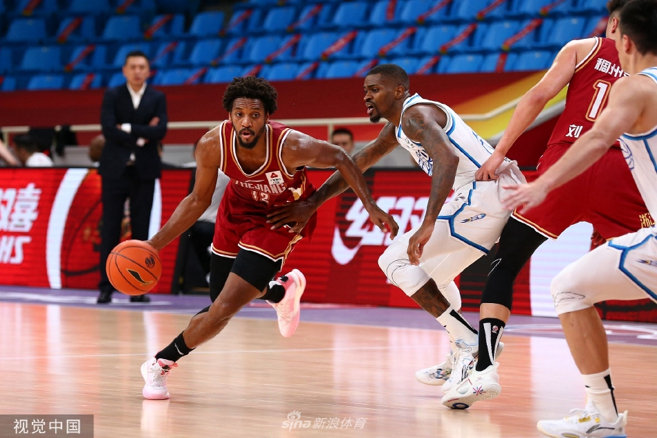 浙江稠州外援贾马尔·盖利高高跃起，在空中滑翔，试图完成一次势大力沉的单手劈扣，其出色的身体素质展露无遗。