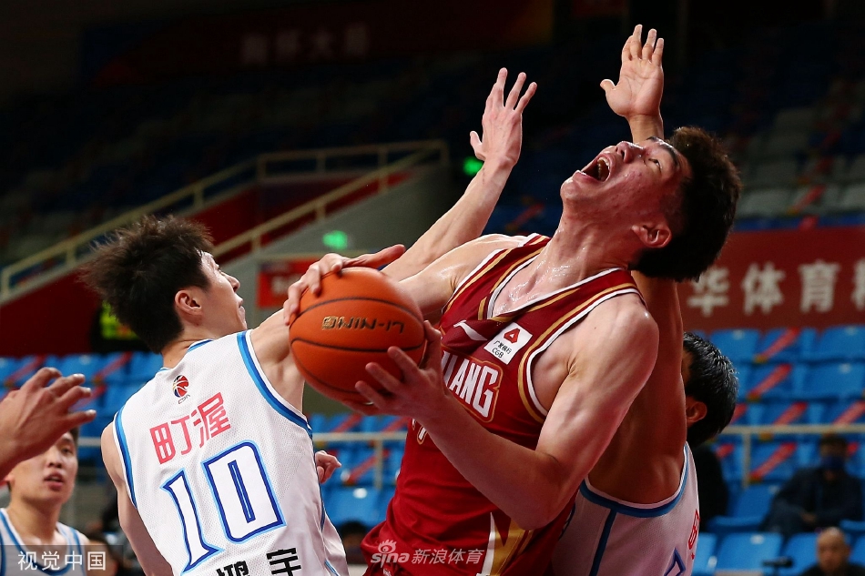 浙江稠州年轻中锋余嘉豪在低位要球，利用身高优势强吃对手，展现了内线新星的潜力和扎实的基本功。