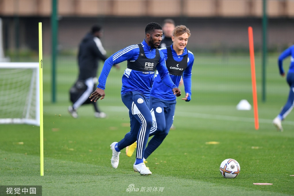 两名莱斯特城女足球员在绿茵场上激烈拼抢，足球在她们之间急速穿梭，展现了比赛的高强度与对抗性