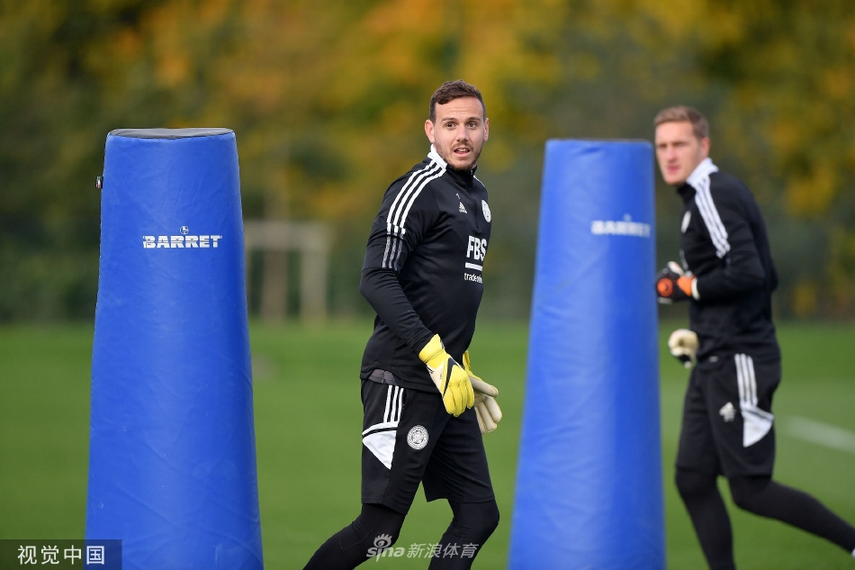 莱斯特城女足队员们在训练后围成一圈，主教练在中间进行战术总结与精神鼓舞，团队凝聚力显露无遗