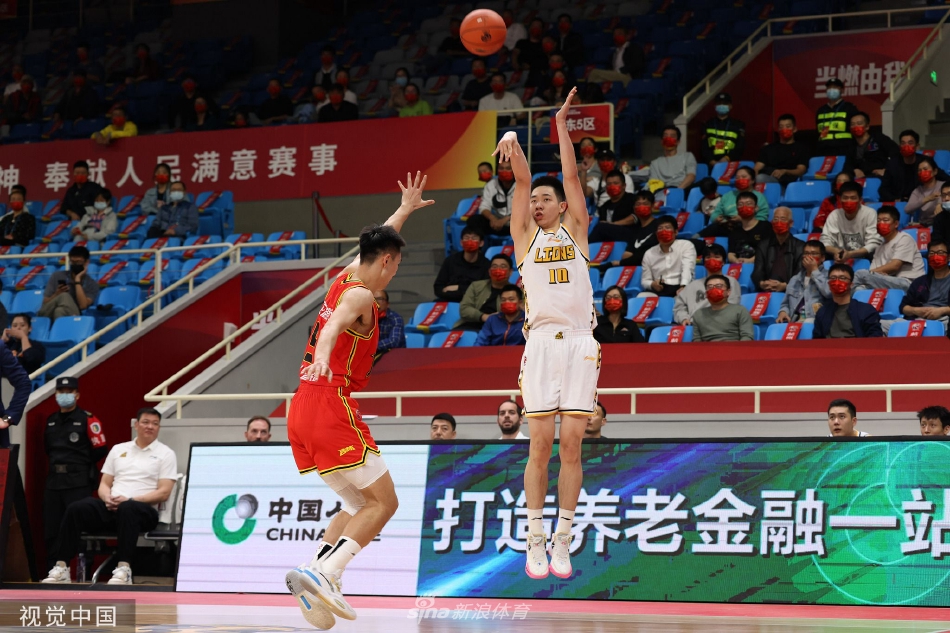 比赛终场哨响,比分牌定格在82-73,广厦球员们兴奋地围在一起,脸上洋溢着胜利的喜悦,这场来之不易的首胜凝聚了全队上下的汗水与智慧。