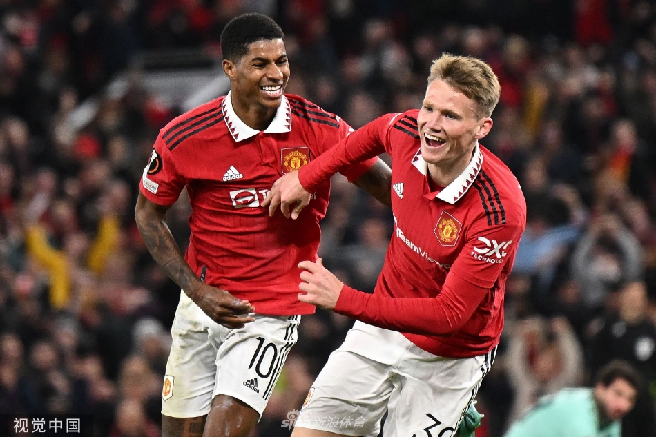 终场哨响，曼联球员在疲惫中相拥，这场意料之外的苦战让他们如释重负，脸上写满了胜利的复杂滋味。