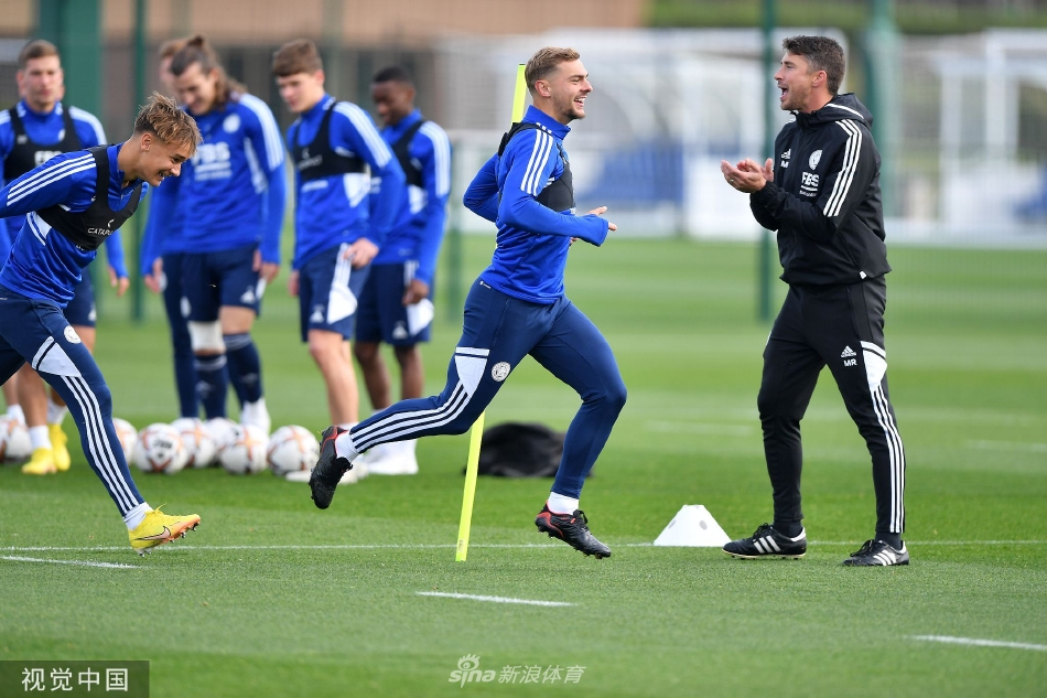 一名莱斯特城女足队员正在专注地进行个人盘带技术练习，她紧盯着脚下的足球，动作娴熟而稳定