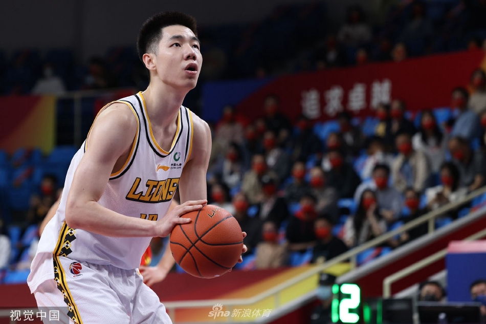 面对吉林队外援琼斯的强硬突破,广厦队长孙铭徽寸步不让,用胸膛顶住冲击,展现出了球队领袖的铁血防守意志,这一瞬间正是全场高强度对抗的真实写照。