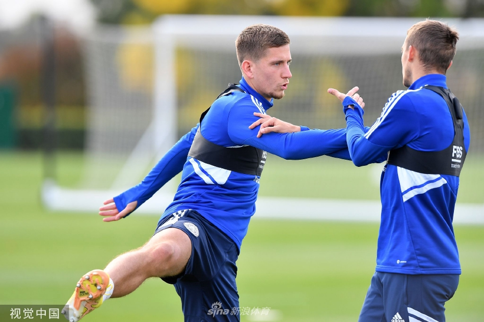 夕阳下，莱斯特城女足球员进行拉伸放松，金色的阳光洒在她们身上，疲惫中透着赛前特有的宁静与坚定