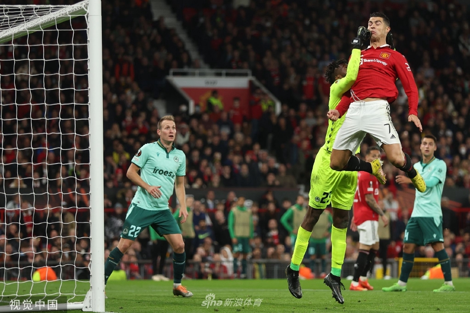 麦克托米奈绝杀后，曼联全队蜂拥而至将他压在身下疯狂庆祝，替补席上的教练与球员也瞬间沸腾。