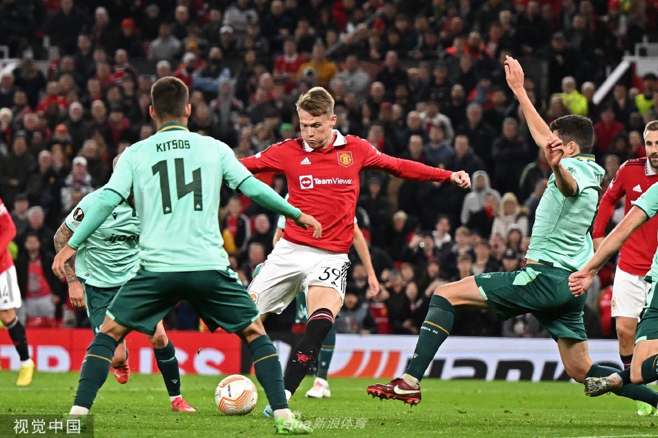 奥莫尼亚门将乌佐霍腾空而起做出一次精彩扑救，他宛如一尊守护神，多次拒绝了曼联前锋的必进之球。