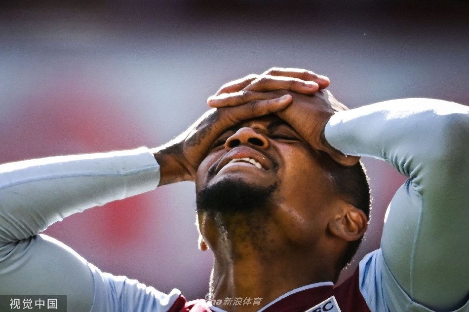 看台上激动的切尔西球迷挥舞围巾，成为蓝色欢乐海洋的一部分