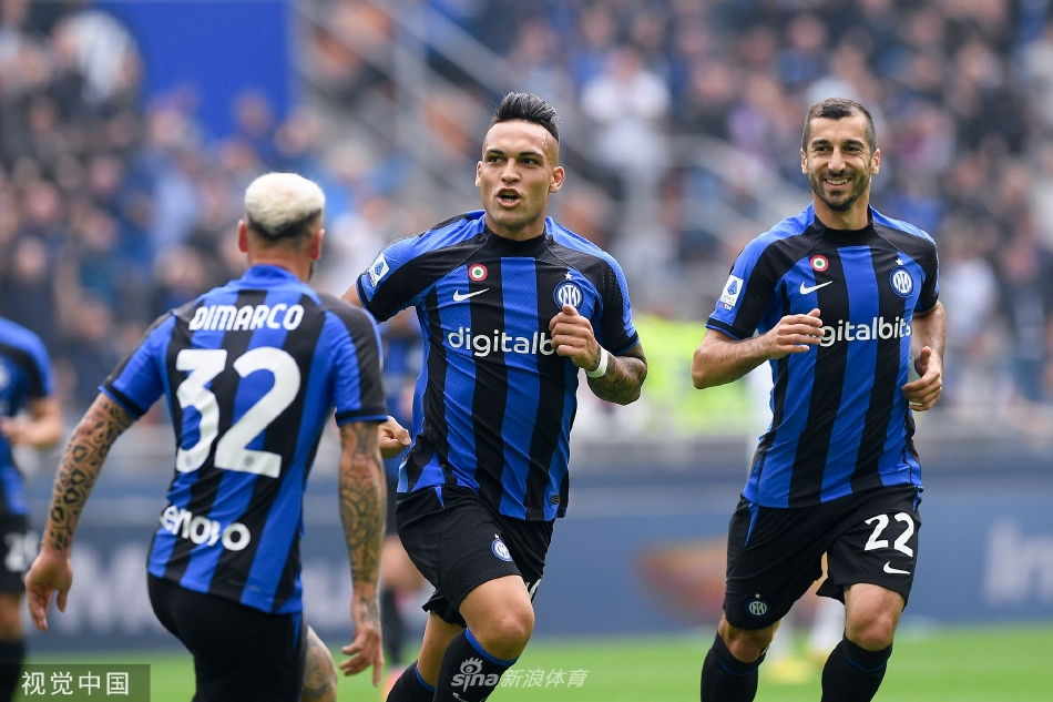 劳塔罗马丁内斯进球后怒吼庆祝，释放压力，身后的队友正飞奔而来与他一同分享喜悦