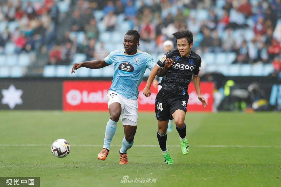 皇家社会球员庆祝进球，他们激动地奔向角旗区紧紧相拥，替补席上的队友也挥舞着毛巾呐喊，激情点燃了整个客场区域。