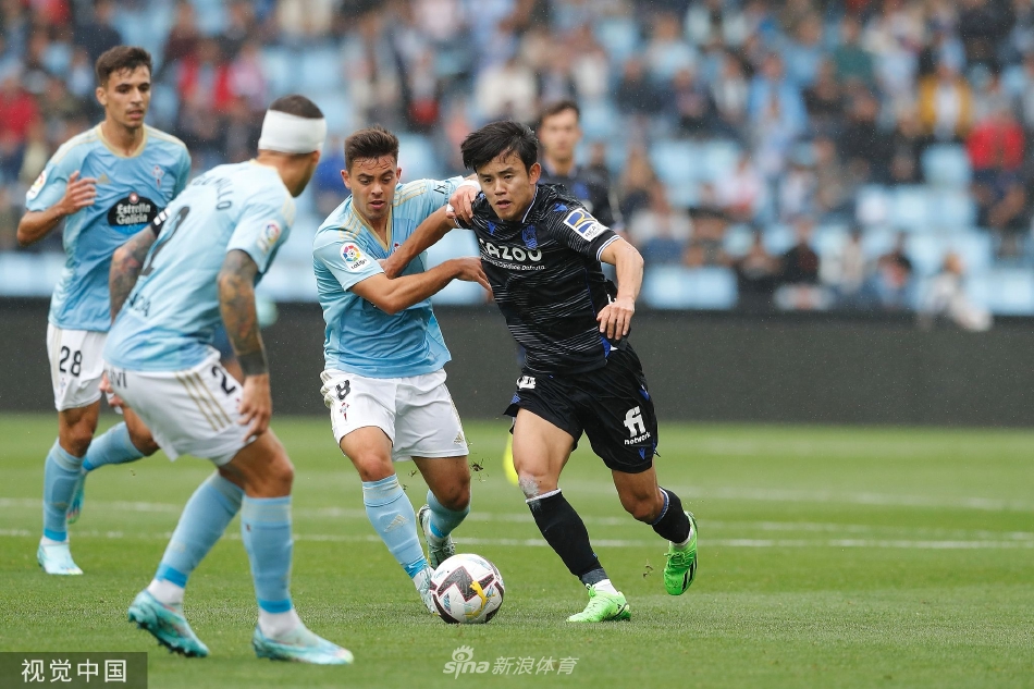 塞尔塔后卫乌奈·努涅斯头球破门瞬间，他高高跃起力压防守球员，将球狠狠砸入网窝，门将只能望球兴叹。