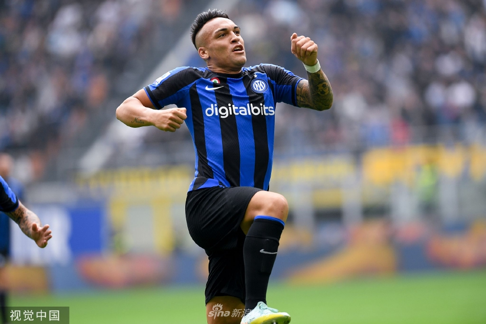 巴雷拉进球后张开双臂，面向看台激情庆祝，身后是欢呼的队友与沸腾的蓝黑海洋