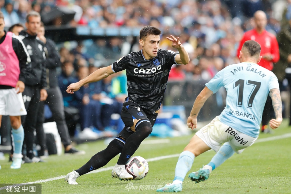 皇家社会小将罗伯特·纳瓦罗打入制胜球后张开双臂滑跪庆祝，脸上写满了狂喜与释放，成为当晚最闪耀的瞬间。