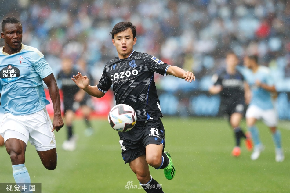 终场哨响，塞尔塔核心阿斯帕斯神情落寞地望向记分牌，汗水浸湿了他的头发，眼神中满是不甘与遗憾。