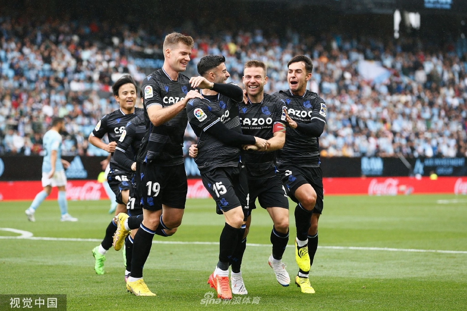 塞尔塔前锋伊亚戈·阿斯帕斯主罚任意球瞬间，皮球如出膛炮弹般划破夜空，人墙中的皇家社会球员奋力跃起试图阻挡。