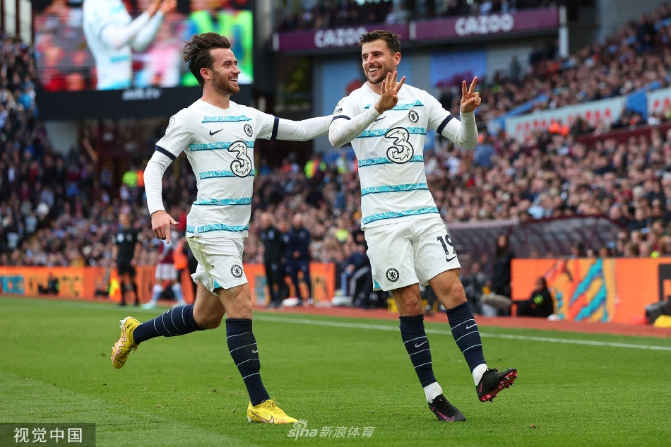 凯帕怒吼着做出扑救动作，身体完全舒展，眼神专注地盯着来球方向