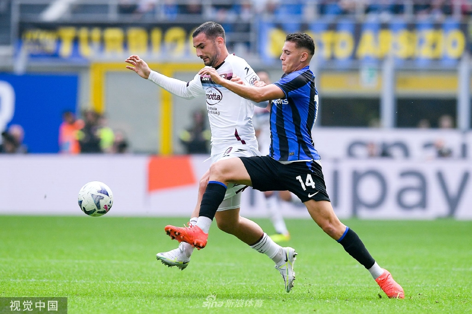 比赛结束后，国际米兰球员们走向看台，向始终呐喊助威的主场球迷挥手致谢