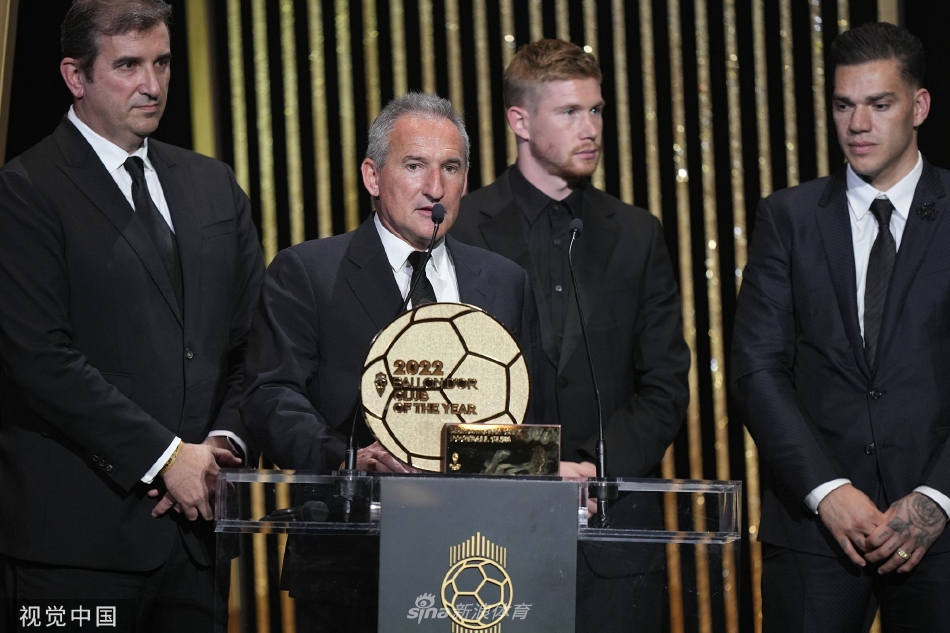 曼城守门员埃德森身着优雅西装出席盛典，他在雅辛奖中名列前茅，守护着曼城的最后一道防线。