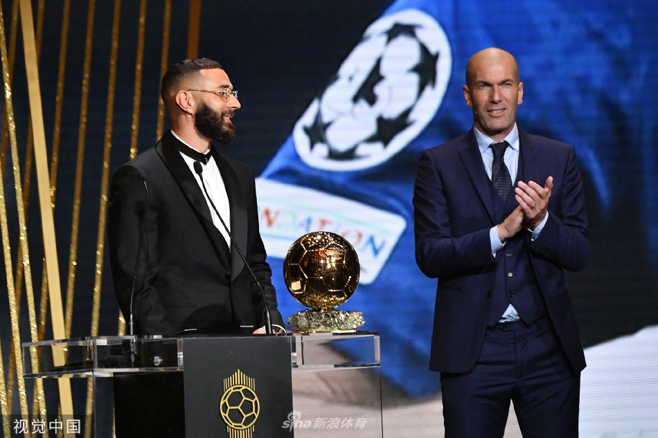 典礼结束后，本泽马独自与奖杯静处一刻，侧影坚毅，仿佛在与过往的奋斗岁月进行一场沉默而深刻的对话