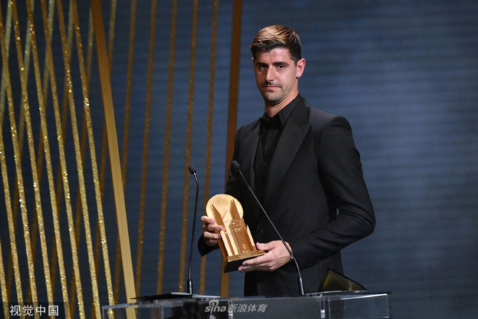 在伯纳乌球场，库尔图瓦向全场球迷展示雅辛奖杯，看台上响起雷鸣般的欢呼与掌声。