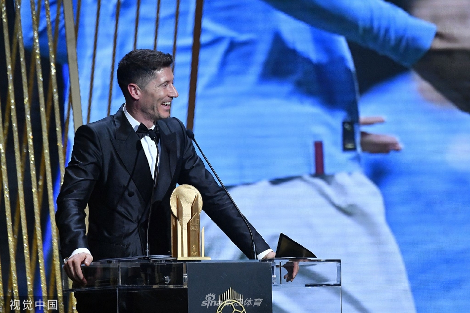 莱万与巴萨队友加维、佩德里在典礼现场并肩而立，三位球星均身着笔挺正装，面带自信微笑，展现了巴萨新一代核心力量的朝气与风采。