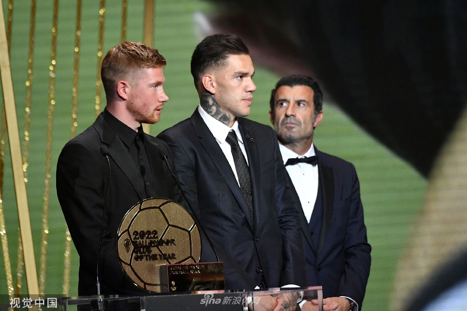 曼城球星凯文·德布劳内（丁丁）在颁奖典礼上神情专注，他在本年度金球奖评选中高居第三，是曼城阵中的核心与骄傲。