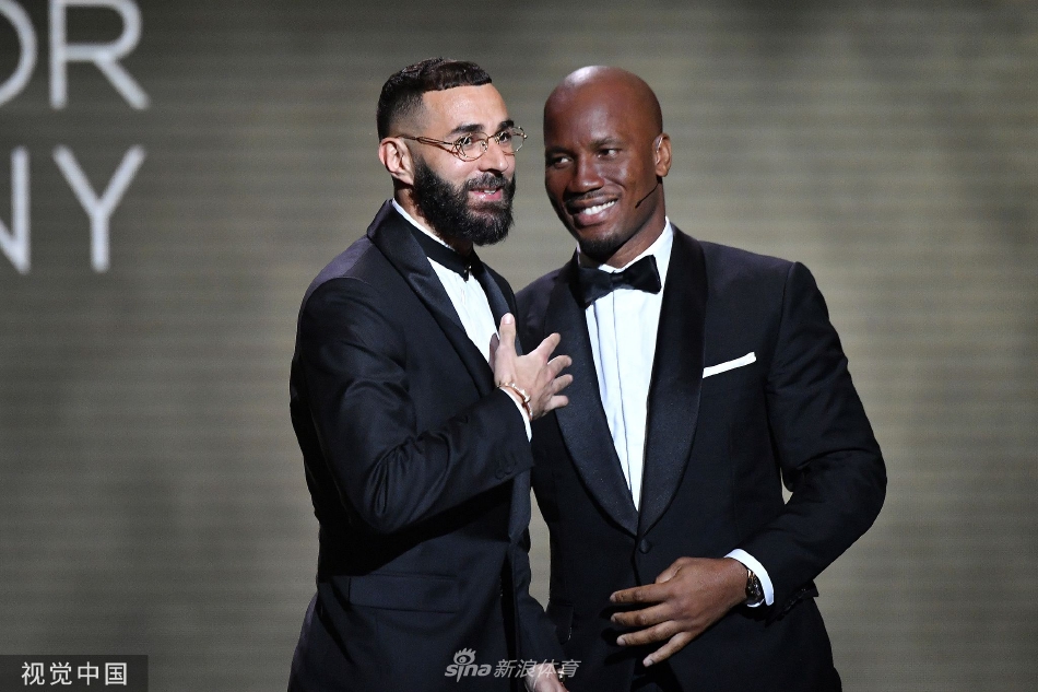 获奖瞬间，本泽马与主持人和颁奖嘉宾相视而笑，现场气氛温暖而热烈，充满了致敬与祝福