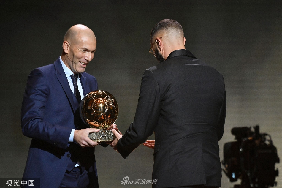 本泽马向全场观众展示金球奖杯，会场爆发出雷鸣般的掌声，这一刻属于他，也属于所有相信坚持力量的人